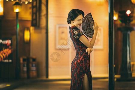 中式国风背景城市夜晚霓虹灯下婀娜多姿的旗袍美女背景