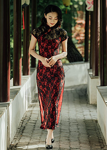 园林长廊里的旗袍美女背景图片