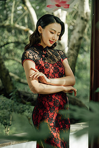 曼妙身材的旗袍美女背景图片
