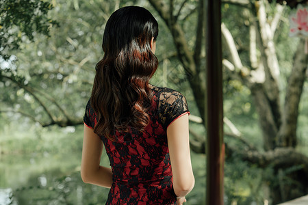 园林长廊里的旗袍美女背影背景图片