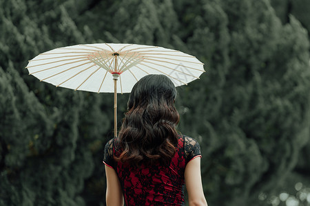 打着红色油纸伞的旗袍女子打着伞的旗袍美女背影背景