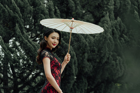 漂亮的伞撑着伞的旗袍美女背景
