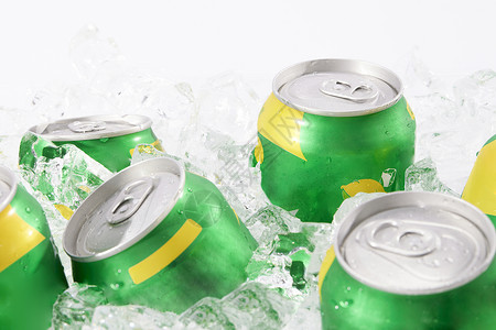 夏季冷饮可乐在冰块里冰镇着的碳酸饮料背景