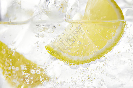 气泡水里的柠檬片高清图片