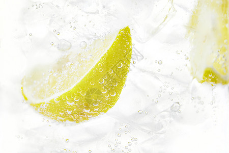气泡水里的柠檬片特写图片