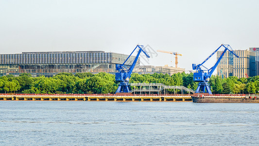 瞭望台江边码头的工业建筑蓝色塔吊背景