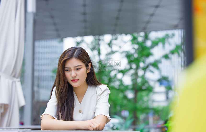 悲伤难过的女性一个人生活图片