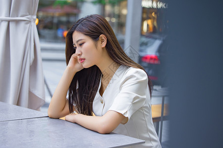 独自悲伤难过的女性一个人生活图片