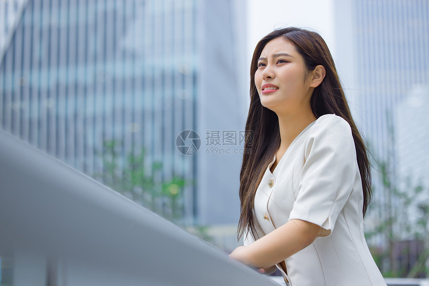 悲伤难过的女性一个人哭泣图片