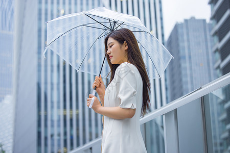 城市撑着伞伤心的女性图片