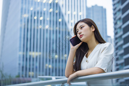 悲伤的白领女性打电话高清图片