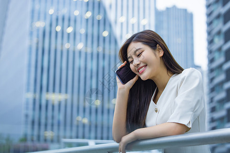 城市里打电话的职场女性图片