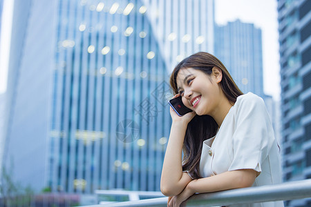 都市女性愉快打电话图片