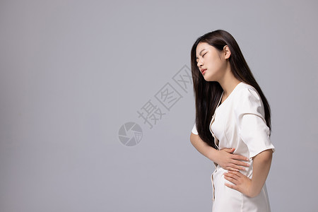 年轻女性腰疼不舒服的人图片