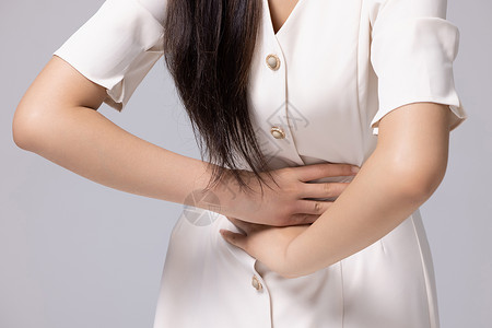 胃病肠腹部疼痛的女性局部特写背景