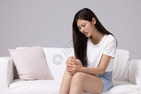 居家女性膝盖关节疼痛图片