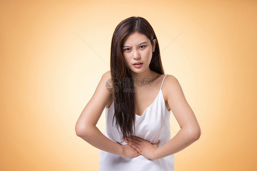 腹部疼痛的年轻女性图片