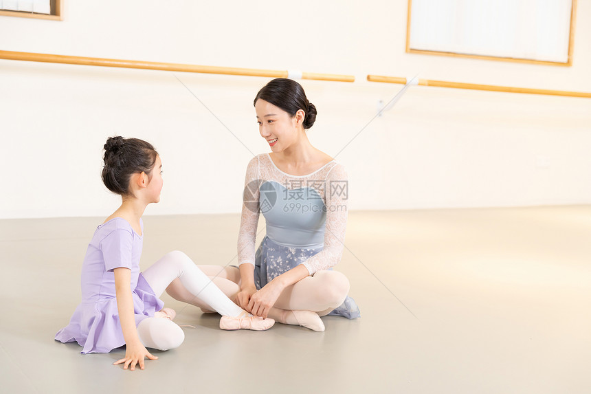 舞蹈老师和小女孩交流互动图片