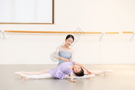芭蕾舞蹈老师指导小女孩动作背景图片
