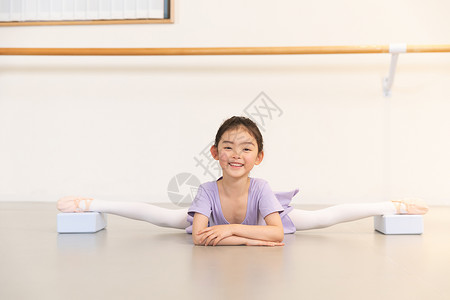 小女孩练习舞蹈劈腿背景图片