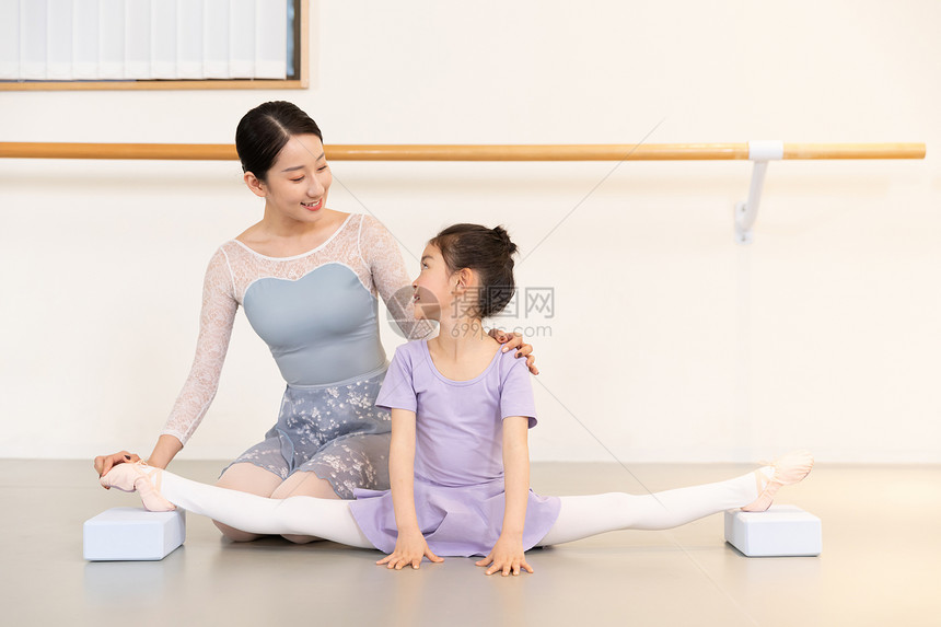 芭蕾舞蹈老师教小朋友劈叉动作图片