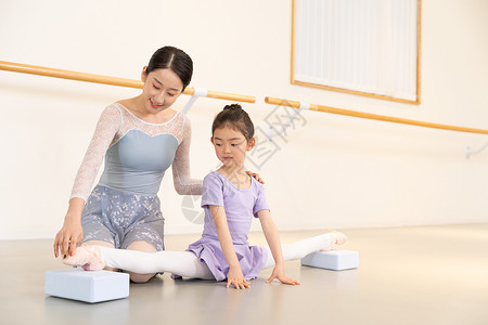 母亲孩童芭蕾舞蹈老师指导小朋友动作规范背景