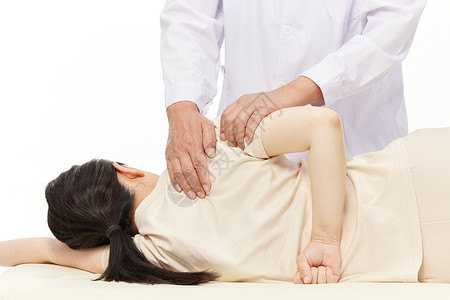 正在输血手臂老中医帮助女性拉伸复健按摩背景