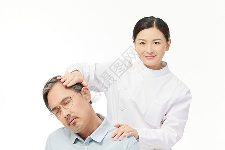 护士帮助老人治疗颈椎高清图片