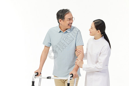 女护士搀扶行动不便的老人走路图片