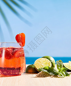 蓝色海边背景前的饮品和水果高清图片