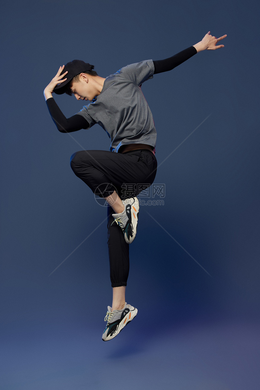 活力街舞男生跳跃动作图片