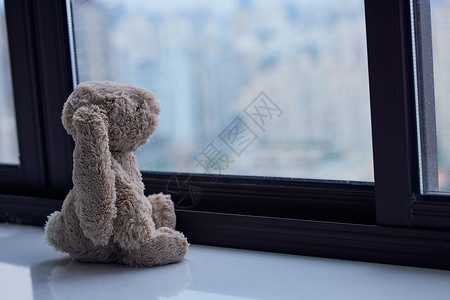温暖的被遗弃的被遗弃窗边的玩偶背景