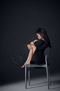 坐在椅子上的孤独小女孩图片