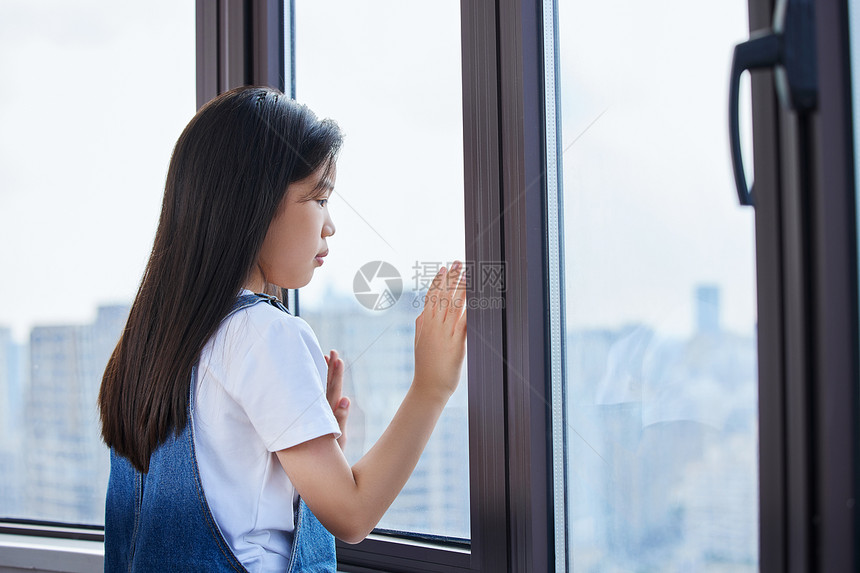 趴在窗前孤独的小女孩图片