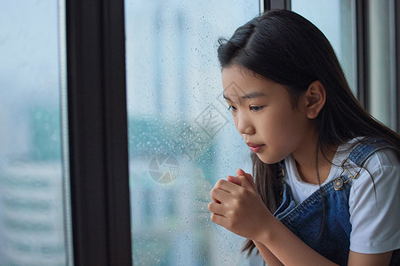 窗边孤单的小女孩看窗外高清图片