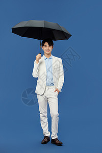 帅气绅士男青年打着雨伞图片