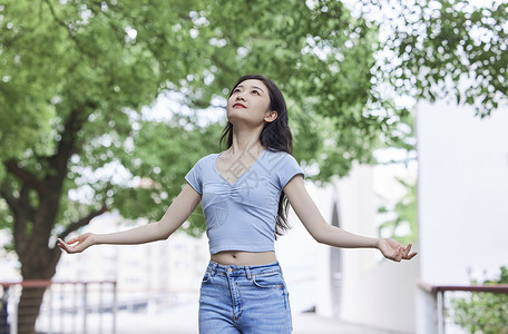 年轻美女张开怀抱享受大自然高清图片