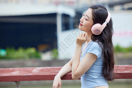 年轻美女户外听音乐图片