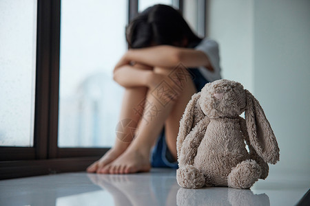 兔子人孤单儿童寂寞的身影背景