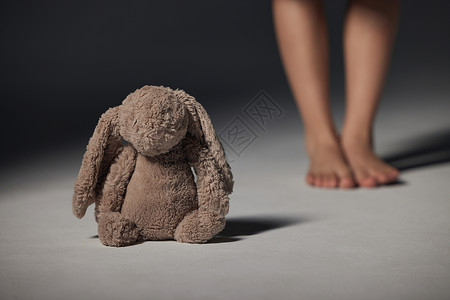 兔子与小女孩孤独玩偶与小女孩特写背景