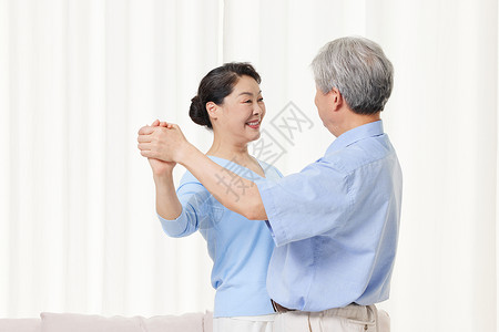 退休老年夫妻练习跳舞图片