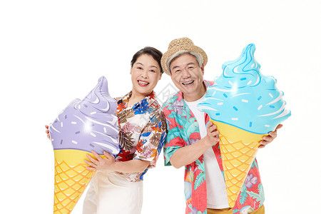 软服冰淇淋夏日度假享受假日的老年夫妻背景