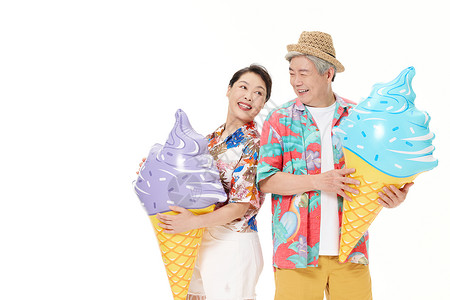 软服冰淇淋老年夫妻夏日度假旅游背景