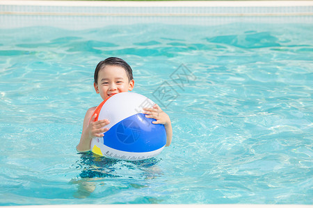 游泳玩耍小男孩在泳池中玩耍背景