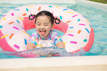 水里面素材小女孩在泳池里面用游泳圈游泳背景