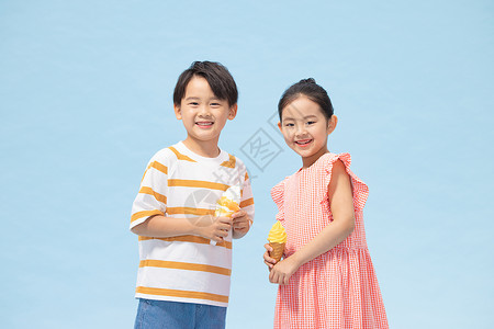 小朋友买冰淇淋手拿冰淇淋的男孩女孩背景
