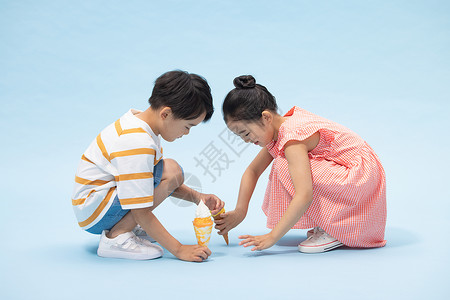 小男孩和小女孩一起玩耍图片