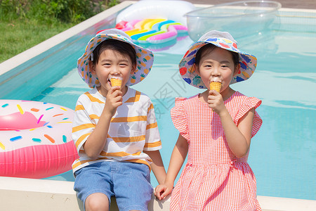 可爱夏日冰淇淋小朋友坐在泳池边开心吃冰淇淋背景