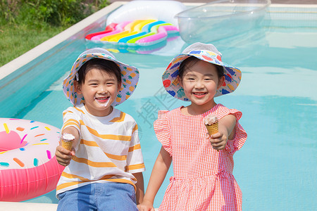 可爱夏日冰淇淋小男孩小女孩开心的拿着冰淇淋背景