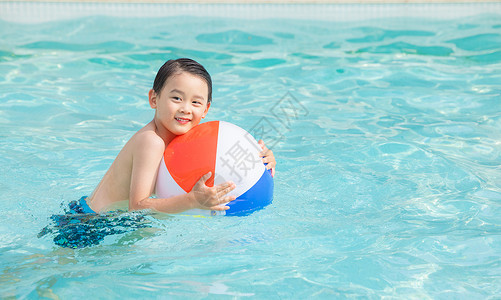 夏日沙滩小女孩小朋友在泳池中嬉戏玩耍背景